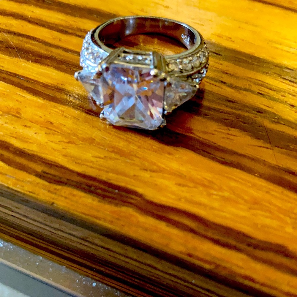 5kt faux diamond ring sparkle and shine. NM diamond ring